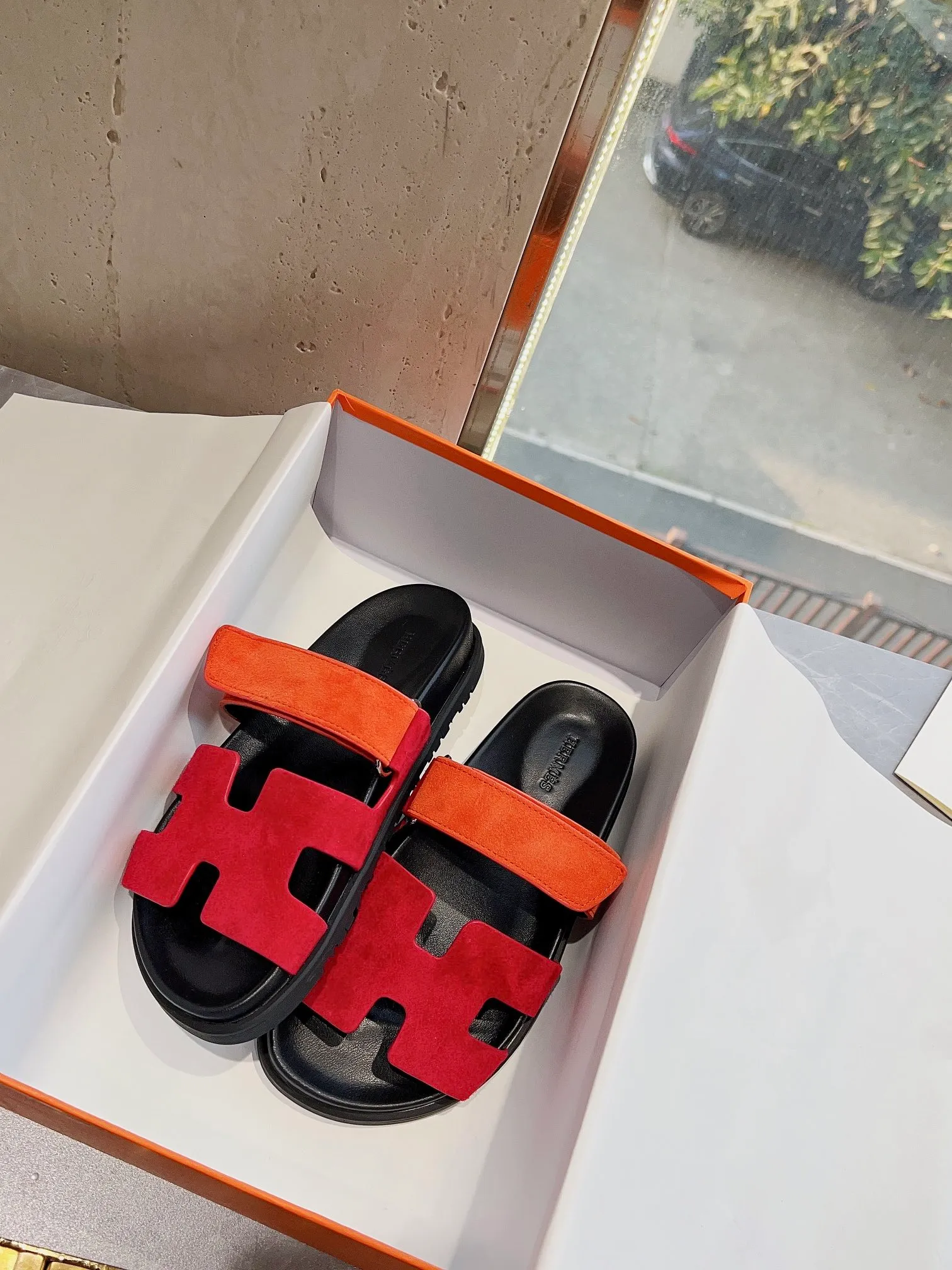 👟👟Ex-factory price 440👟👟 Men's size +10 H family 2024 spring and summer new style HERMES Hermes' recently popular couple's shoes, pig nose angle sandals and slippers, paired with various colorful socks, extremely trendy. Upper lining: imported original material. Outsole: non-slip and wear-resistant outsole. Size: Female 35-42 (40/42 non-returnable and non-exchangeable) Men’s size: 39-45 (45 is non-refundable and non-exchangeable)